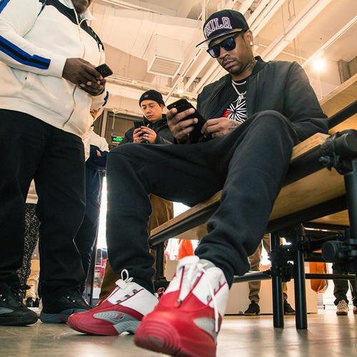 湖人浓眉哥篮下统治力助球队获胜（浓眉内线统治助湖人取胜）