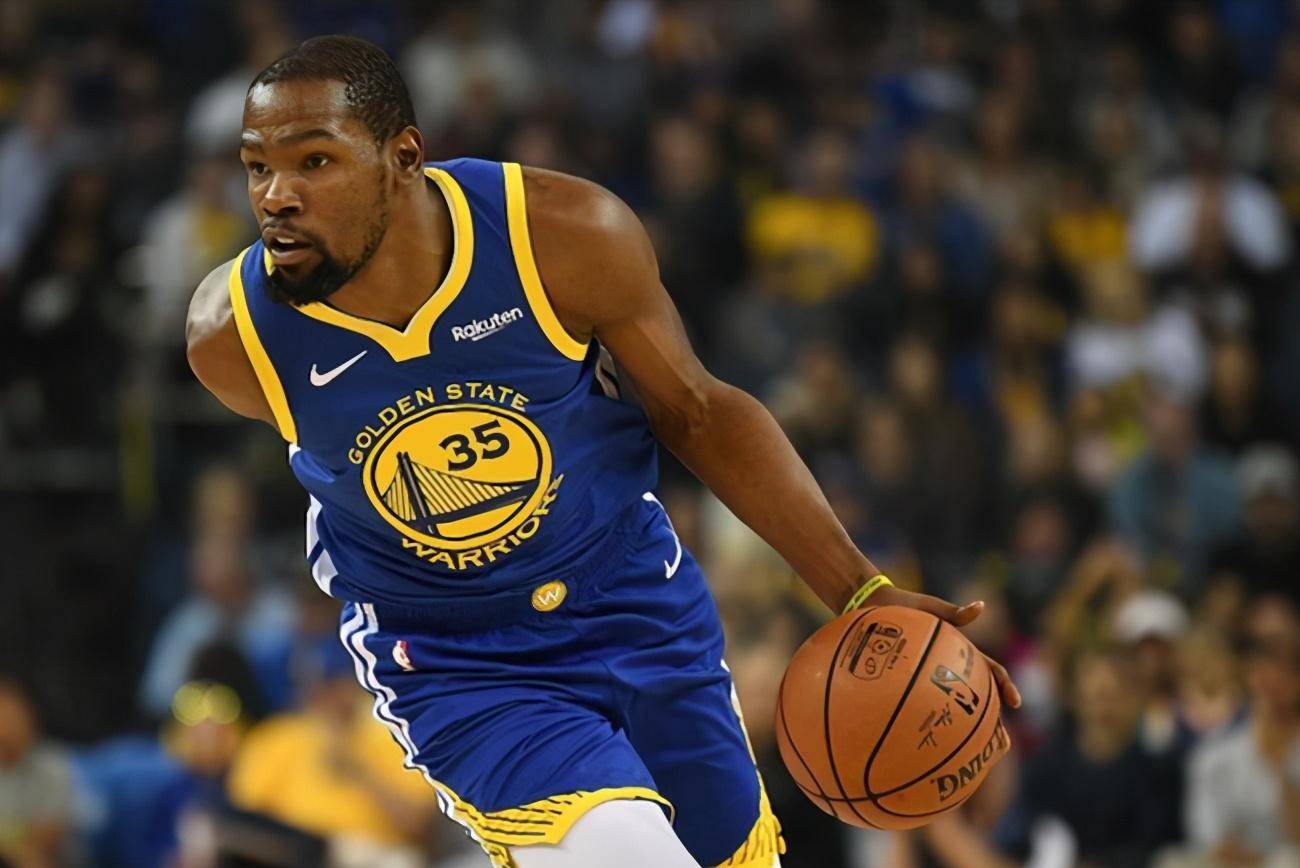 重庆球迷邀请“铁帅”李章洙吃火锅：李章洙很喜欢重庆的麻辣（重庆球迷邀“铁帅”李章洙品火锅，他坦言钟情山城麻辣）