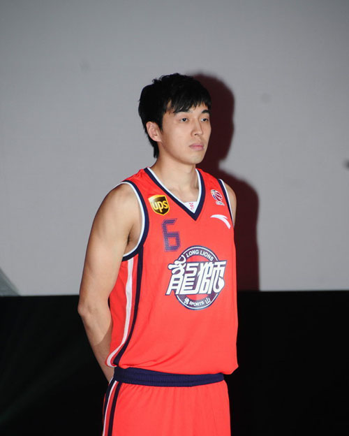 前锋连续两轮破门，全队士气高涨（前锋连场建功，球队士气飙升）