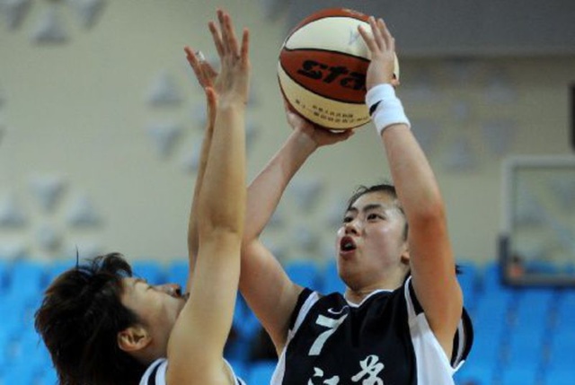 詹姆斯背身单打得分，引领球队节奏（詹姆斯背打取分，掌控比赛节奏）